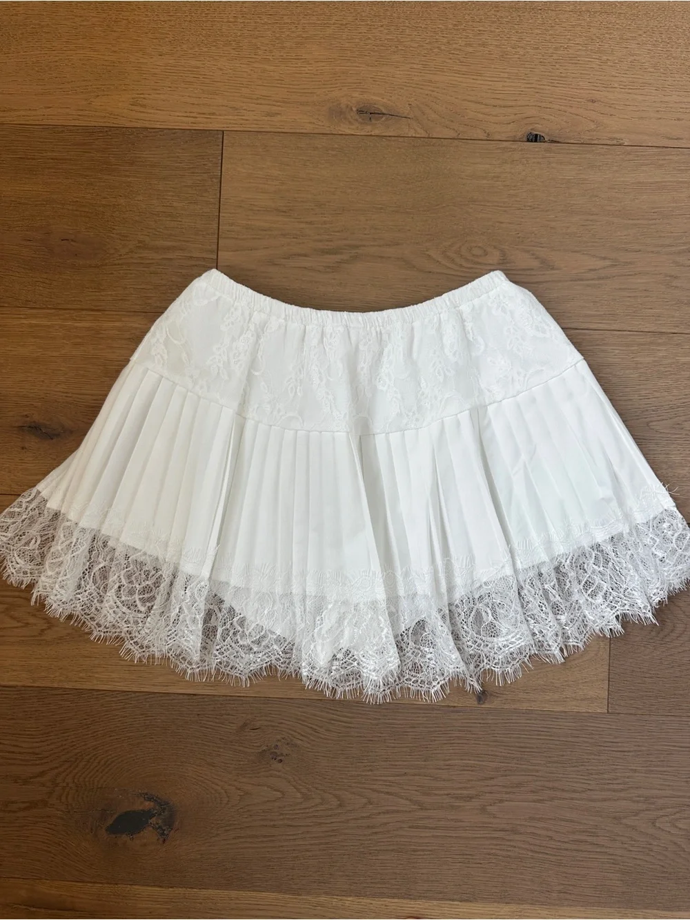 Women’s White Lace Pleated Mini Skirt